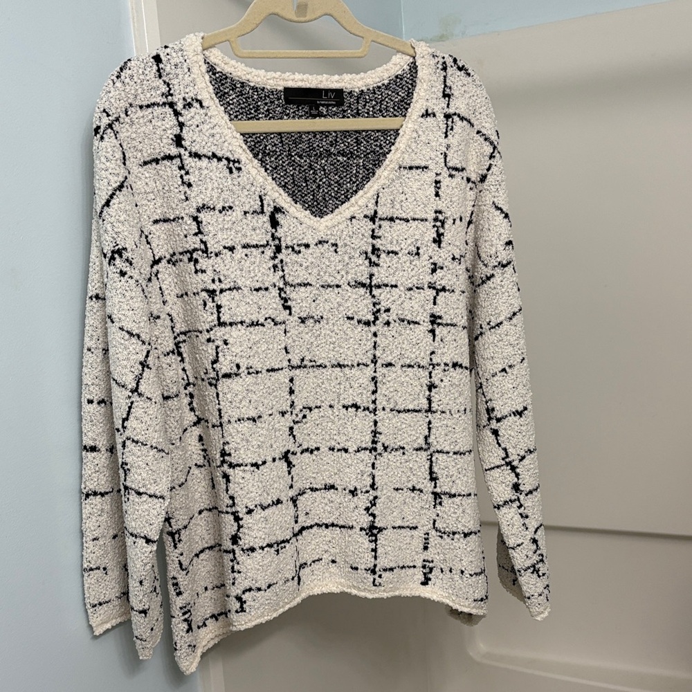 Liv by Habitst Women's Cream and Black V-Neck Sweater